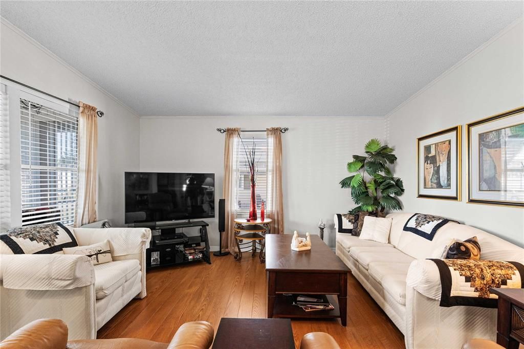 合同活跃: $239,600 (2 贝兹, 2 浴室, 1444 平方英尺)