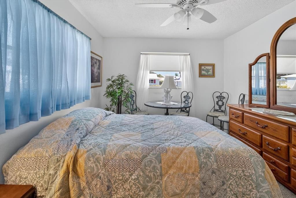 For Sale: $185,000 (2 beds, 2 baths, 1000 Square Feet)