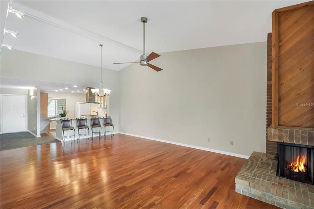 Под контрактом: $1,850 (2 спален, 2 ванн, 1341 Квадратных фут)