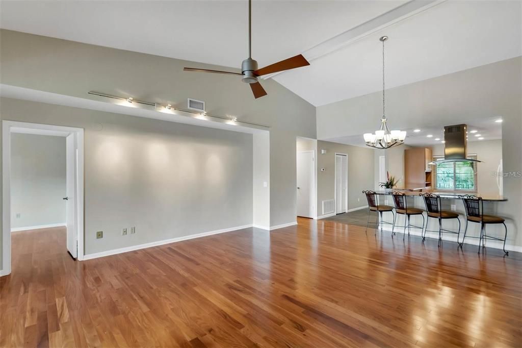 Под контрактом: $1,850 (2 спален, 2 ванн, 1341 Квадратных фут)