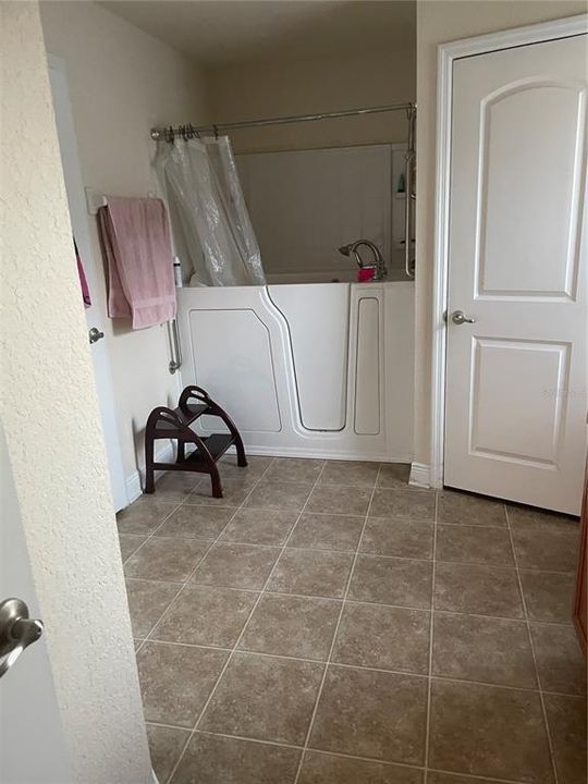 На продажу: $289,900 (4 спален, 2 ванн, 1775 Квадратных фут)