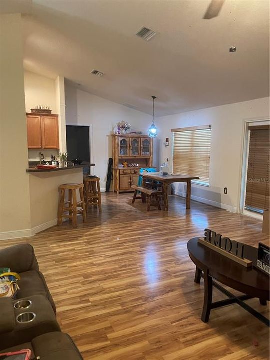 На продажу: $289,900 (4 спален, 2 ванн, 1775 Квадратных фут)