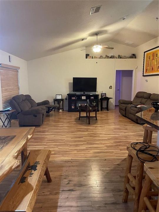 На продажу: $289,900 (4 спален, 2 ванн, 1775 Квадратных фут)