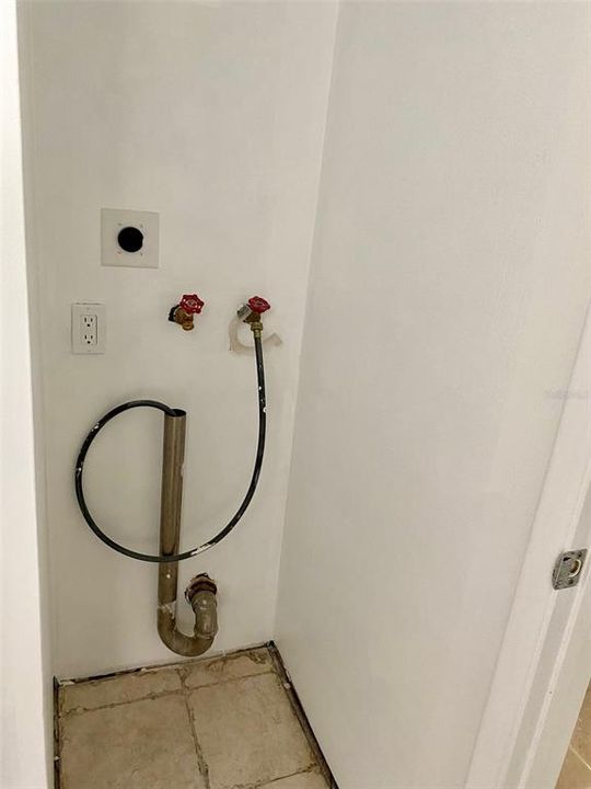 Active With Contract: $74,900 (2 beds, 1 baths, 857 Square Feet)