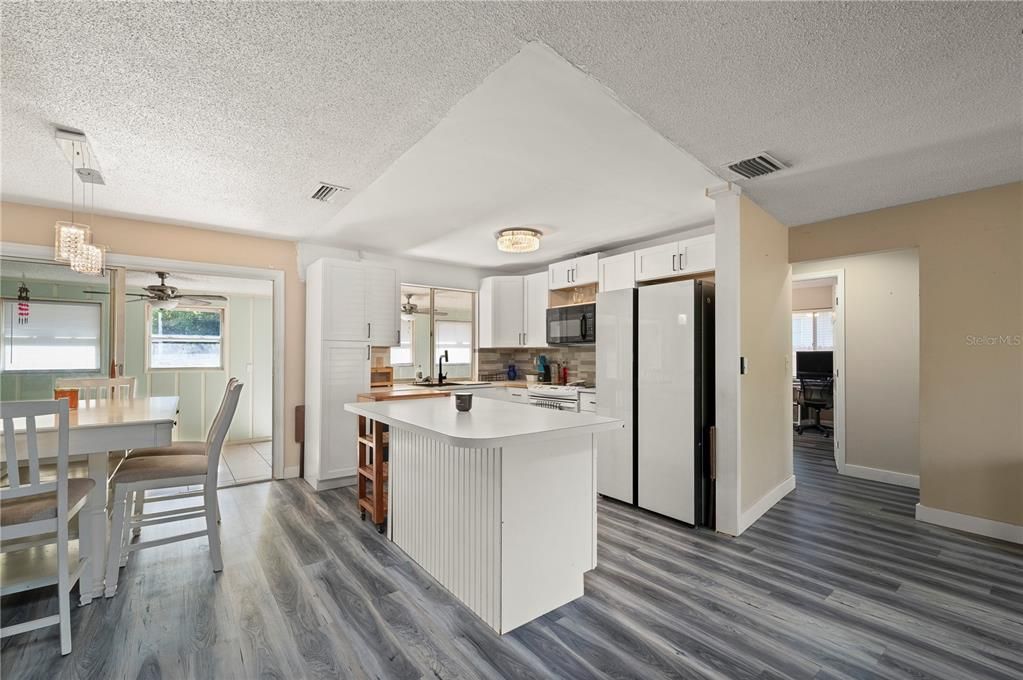 Под контрактом: $239,000 (3 спален, 2 ванн, 1360 Квадратных фут)