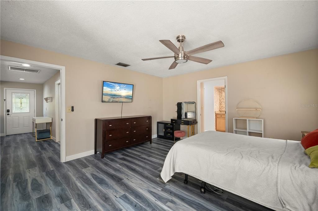 Под контрактом: $239,000 (3 спален, 2 ванн, 1360 Квадратных фут)