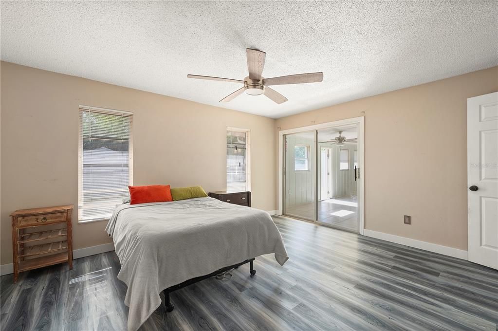 Под контрактом: $239,000 (3 спален, 2 ванн, 1360 Квадратных фут)