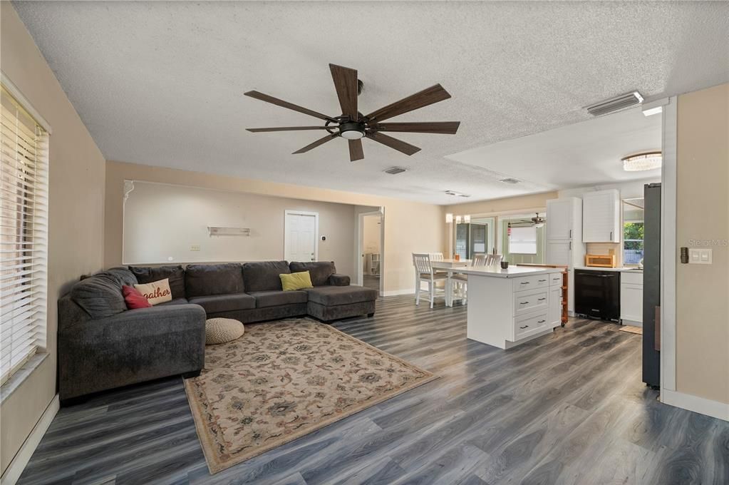 Под контрактом: $239,000 (3 спален, 2 ванн, 1360 Квадратных фут)