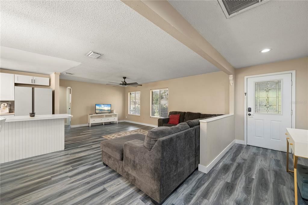 Под контрактом: $239,000 (3 спален, 2 ванн, 1360 Квадратных фут)