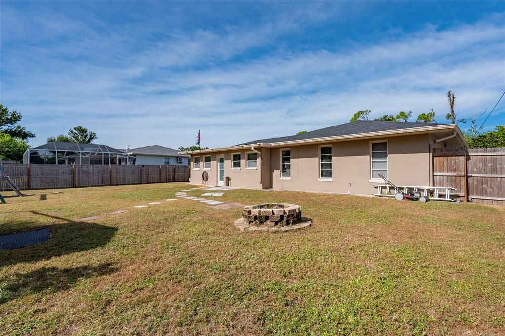 Под контрактом: $239,000 (3 спален, 2 ванн, 1360 Квадратных фут)