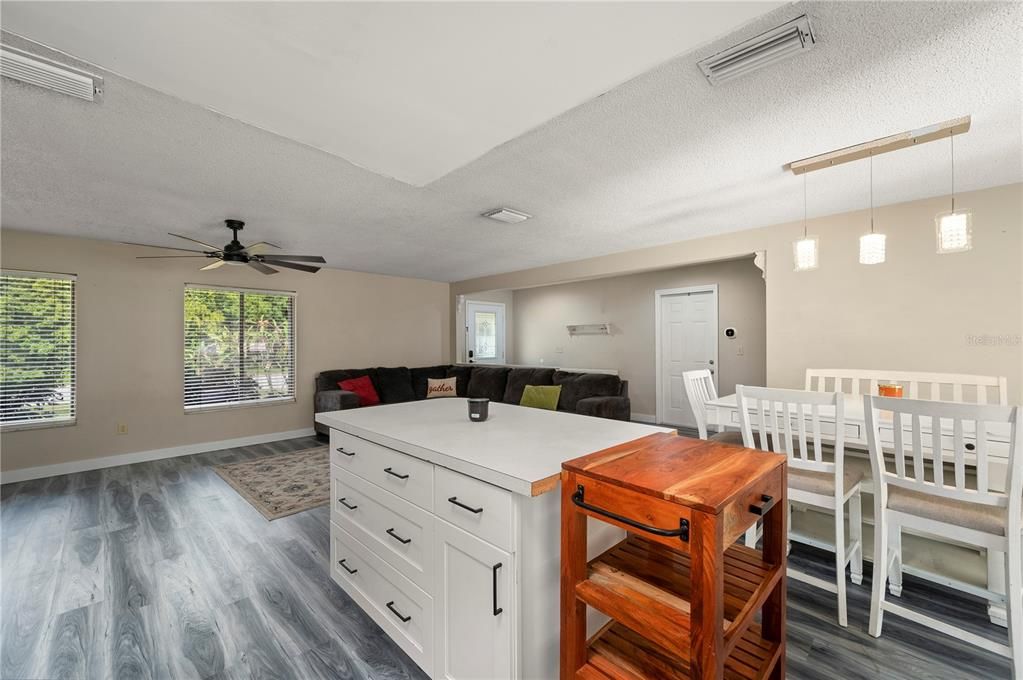 Под контрактом: $239,000 (3 спален, 2 ванн, 1360 Квадратных фут)