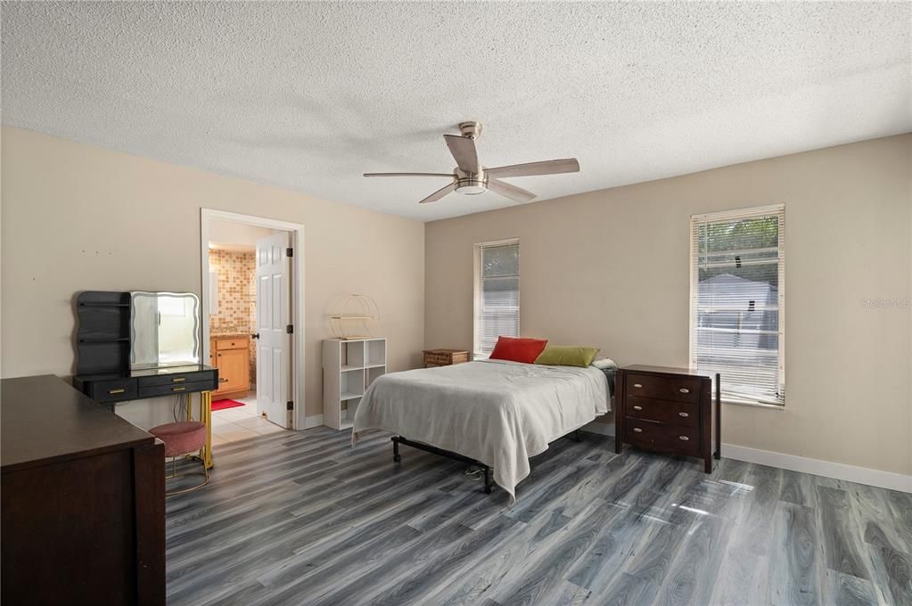 Под контрактом: $239,000 (3 спален, 2 ванн, 1360 Квадратных фут)