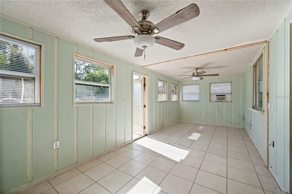 Под контрактом: $239,000 (3 спален, 2 ванн, 1360 Квадратных фут)