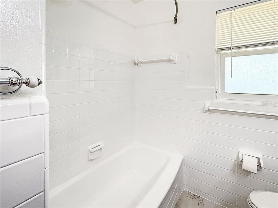 合同活跃: $2,400 (2 贝兹, 1 浴室, 1072 平方英尺)