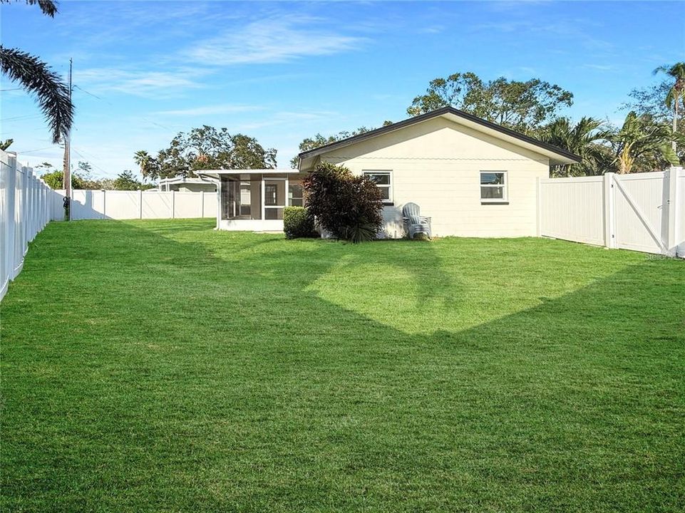 合同活跃: $2,400 (2 贝兹, 1 浴室, 1072 平方英尺)