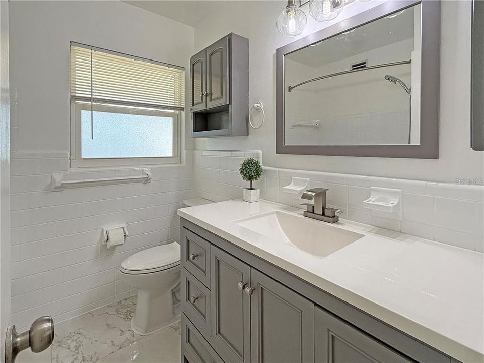 合同活跃: $2,400 (2 贝兹, 1 浴室, 1072 平方英尺)