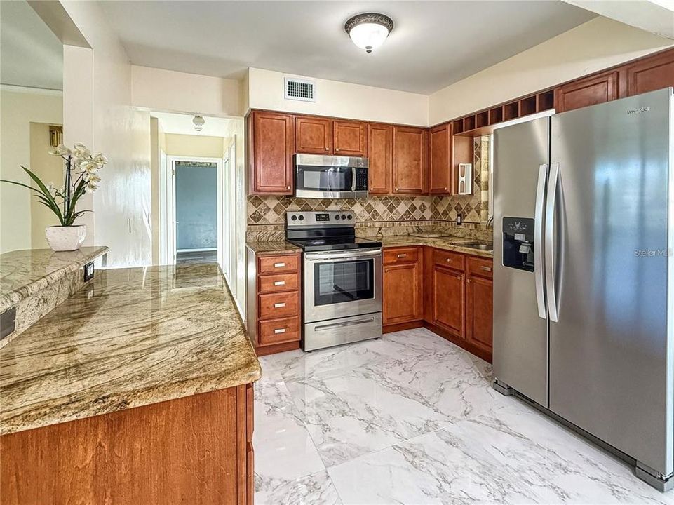 合同活跃: $2,400 (2 贝兹, 1 浴室, 1072 平方英尺)