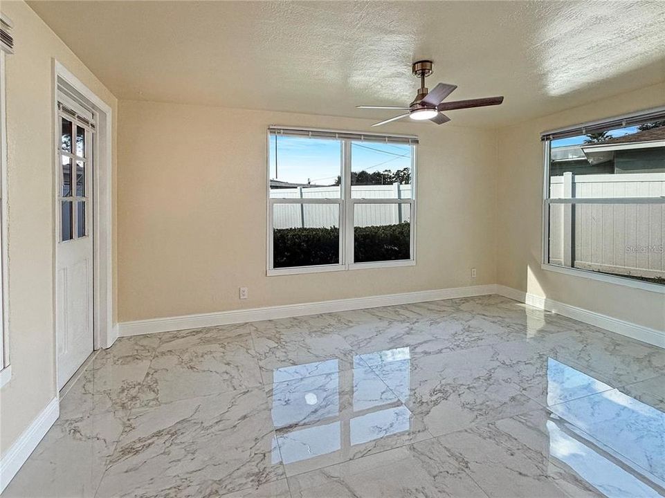 合同活跃: $2,400 (2 贝兹, 1 浴室, 1072 平方英尺)