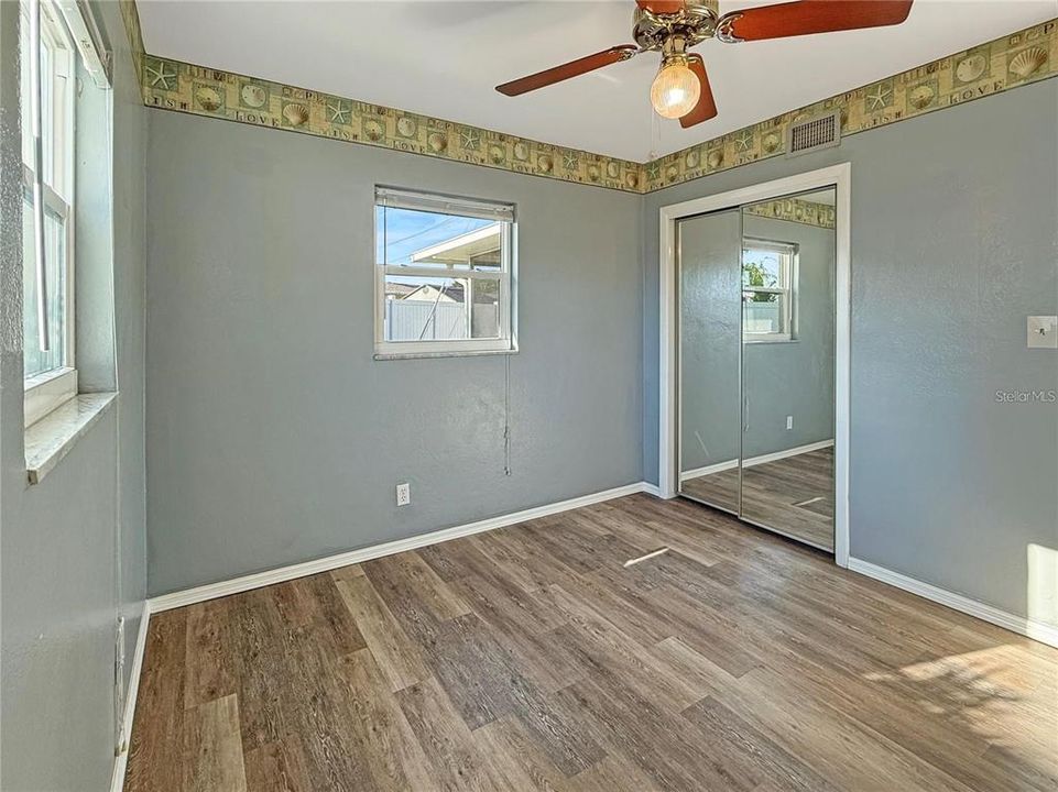 合同活跃: $2,400 (2 贝兹, 1 浴室, 1072 平方英尺)