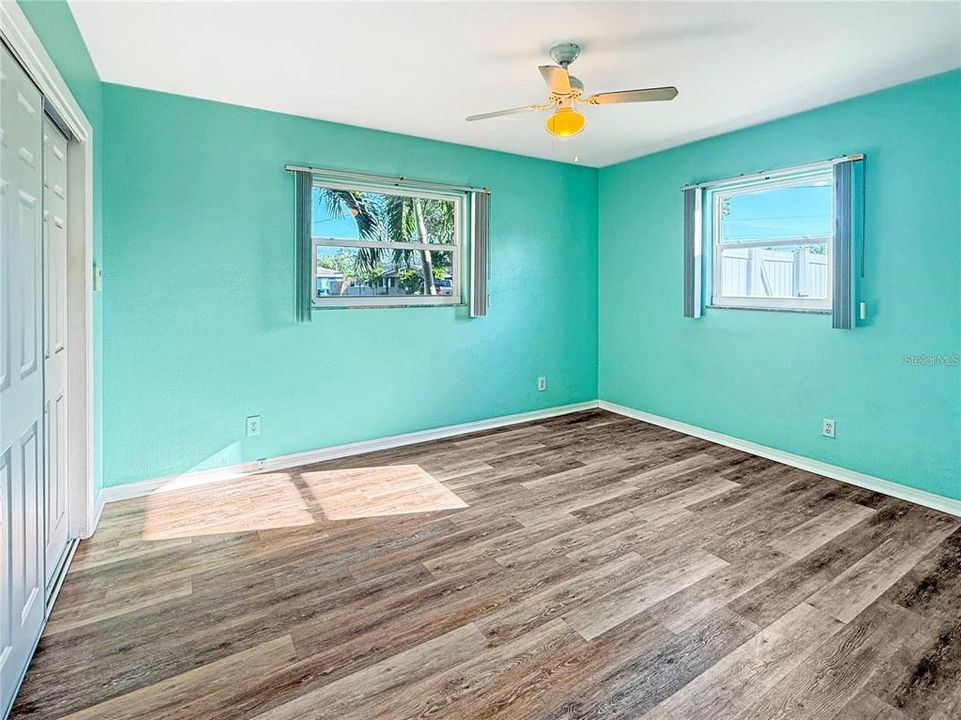 合同活跃: $2,400 (2 贝兹, 1 浴室, 1072 平方英尺)