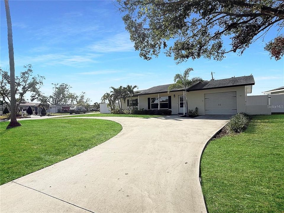 合同活跃: $2,400 (2 贝兹, 1 浴室, 1072 平方英尺)