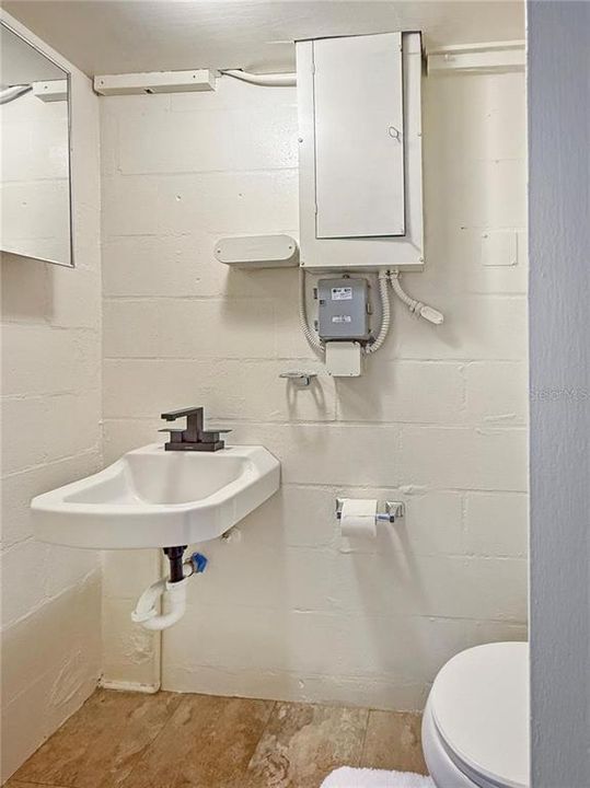 合同活跃: $2,400 (2 贝兹, 1 浴室, 1072 平方英尺)