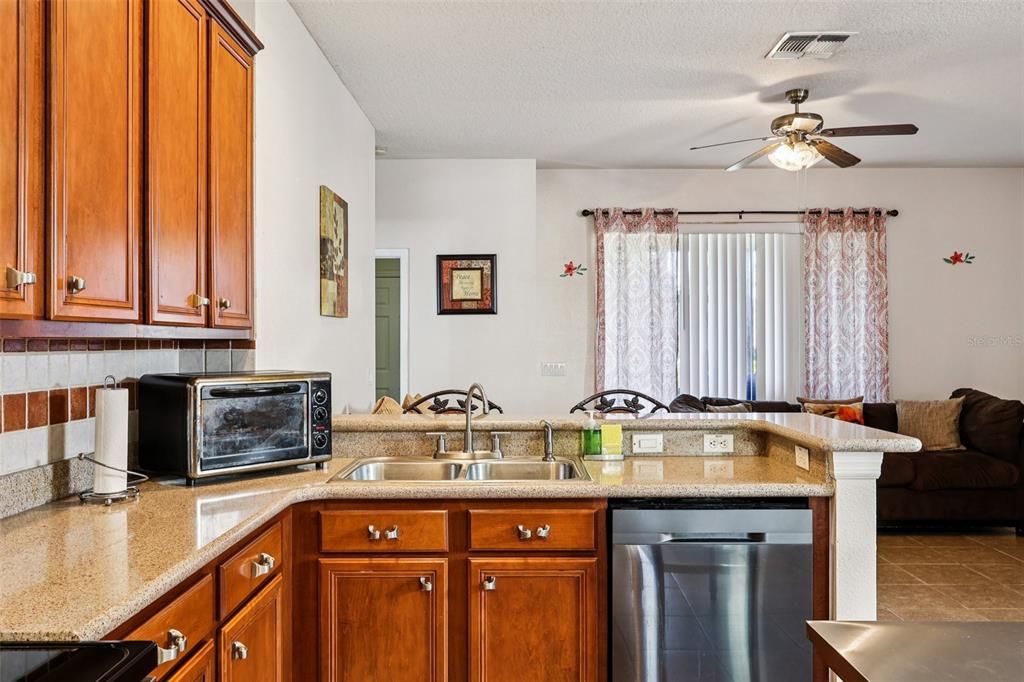 En Venta: $443,000 (4 camas, 2 baños, 1981 Pies cuadrados)