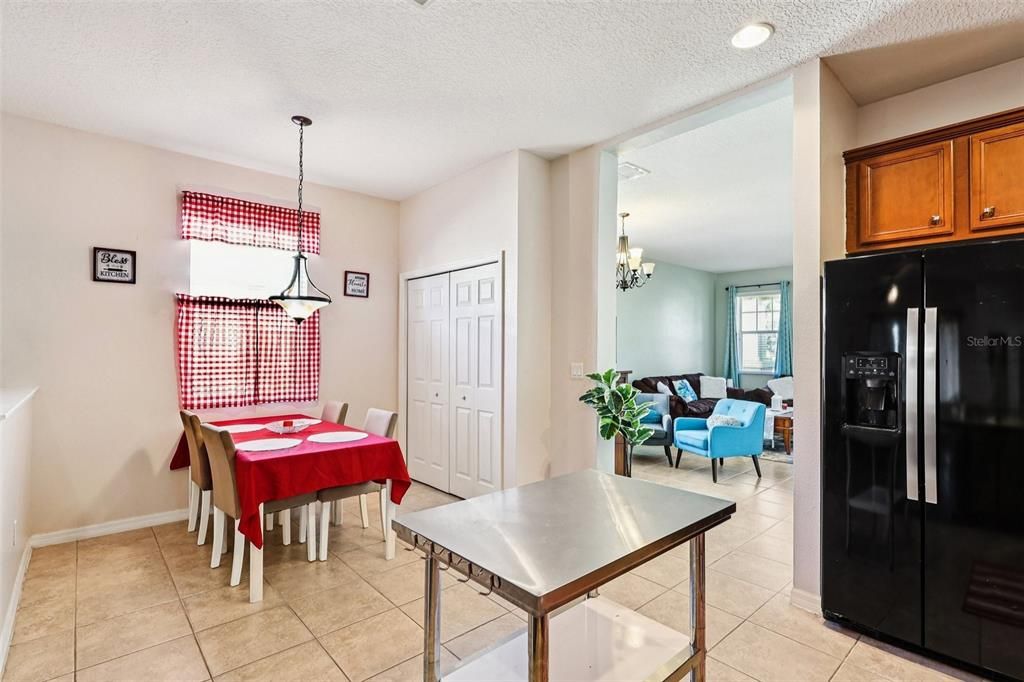 En Venta: $443,000 (4 camas, 2 baños, 1981 Pies cuadrados)