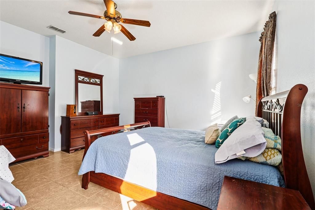 En Venta: $443,000 (4 camas, 2 baños, 1981 Pies cuadrados)