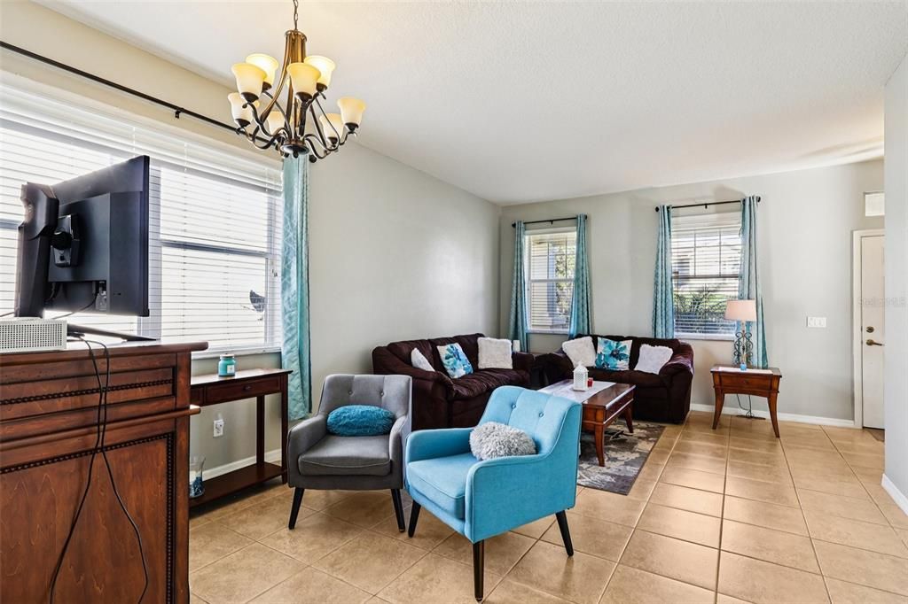 En Venta: $443,000 (4 camas, 2 baños, 1981 Pies cuadrados)