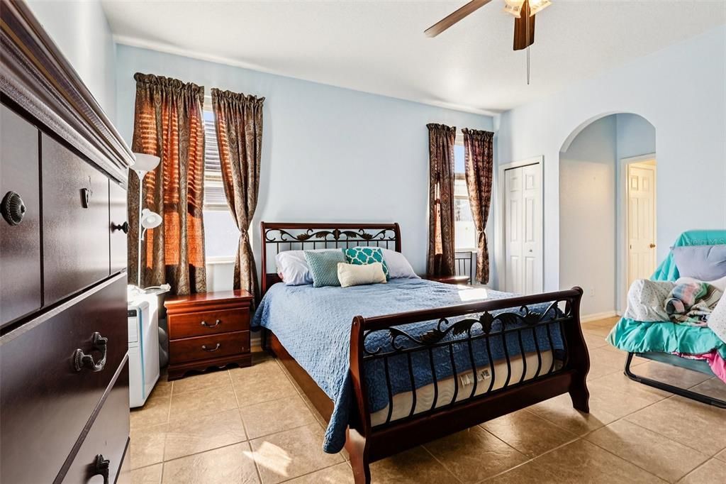 En Venta: $443,000 (4 camas, 2 baños, 1981 Pies cuadrados)