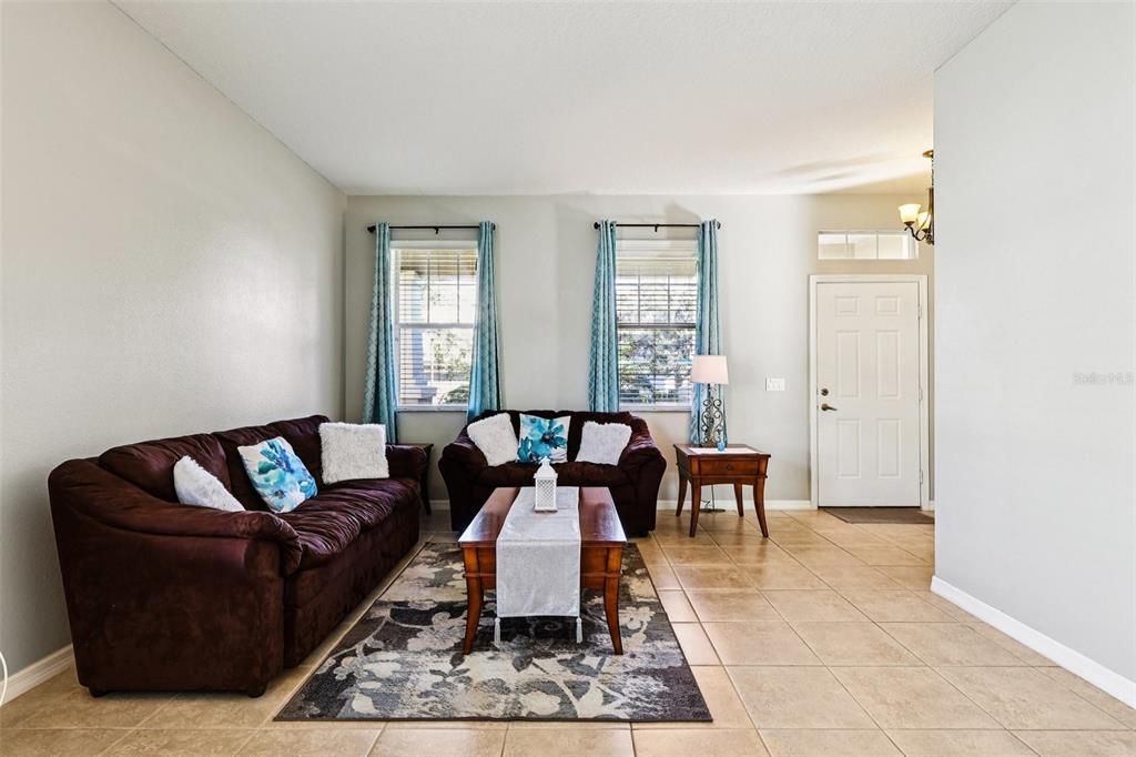 En Venta: $443,000 (4 camas, 2 baños, 1981 Pies cuadrados)