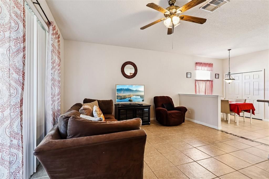 En Venta: $443,000 (4 camas, 2 baños, 1981 Pies cuadrados)