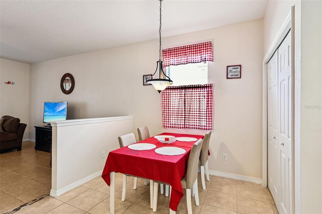 En Venta: $443,000 (4 camas, 2 baños, 1981 Pies cuadrados)