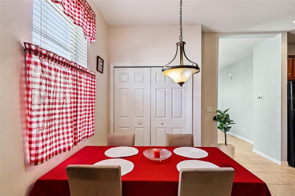 En Venta: $443,000 (4 camas, 2 baños, 1981 Pies cuadrados)