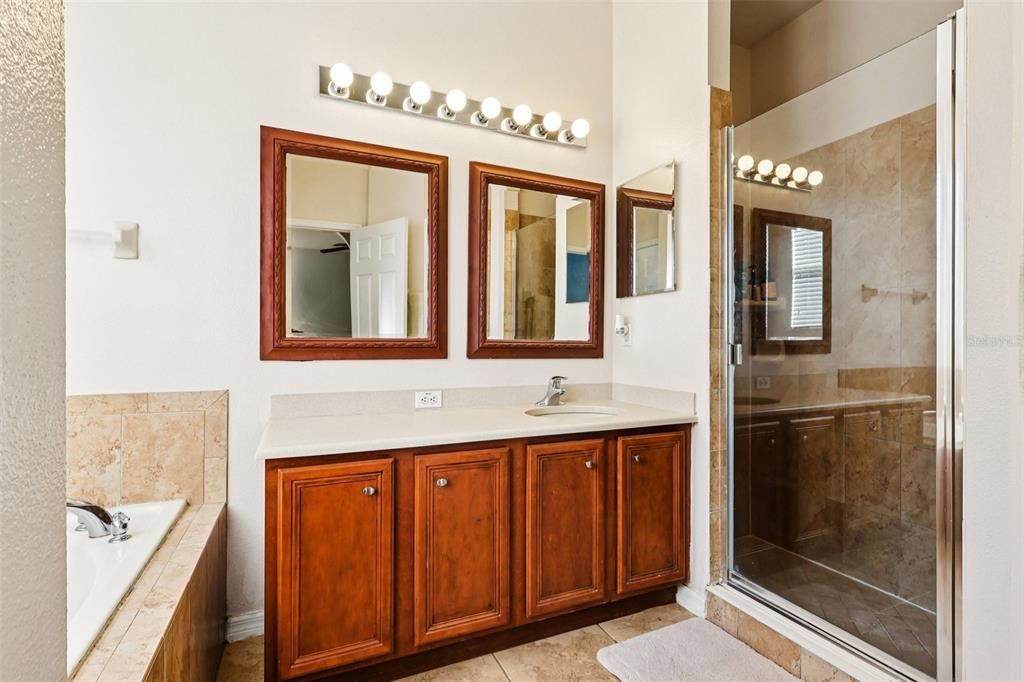 En Venta: $443,000 (4 camas, 2 baños, 1981 Pies cuadrados)