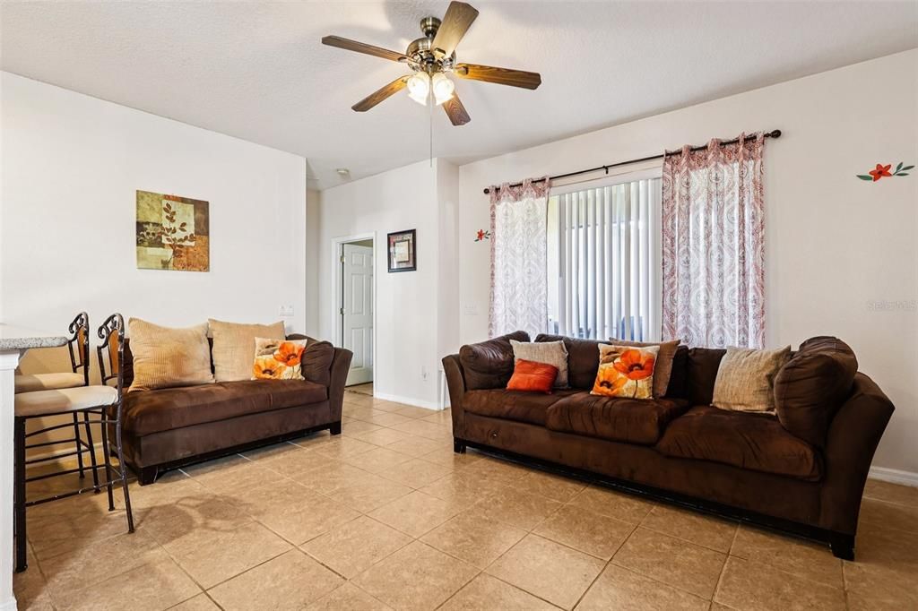 En Venta: $443,000 (4 camas, 2 baños, 1981 Pies cuadrados)