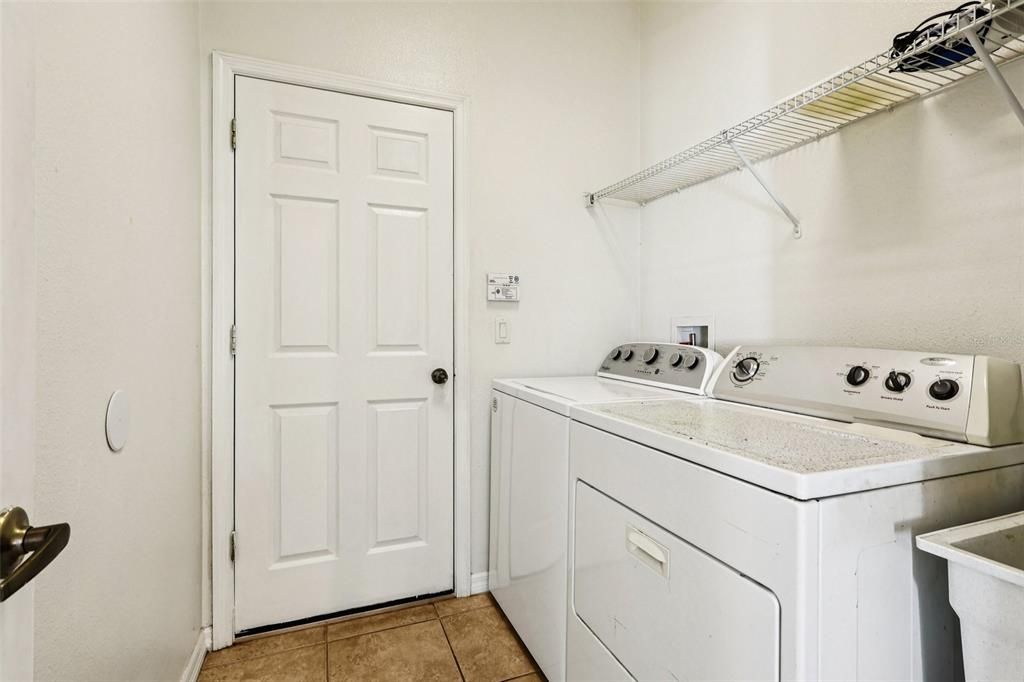 En Venta: $443,000 (4 camas, 2 baños, 1981 Pies cuadrados)