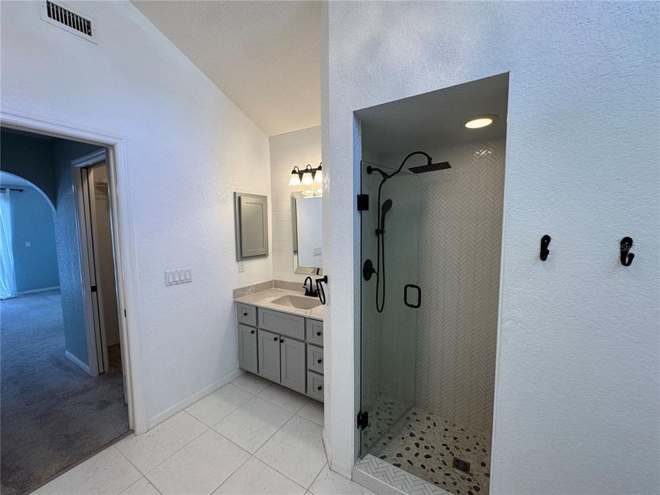 For Rent: $2,400 (3 beds, 2 baths, 1806 Square Feet)