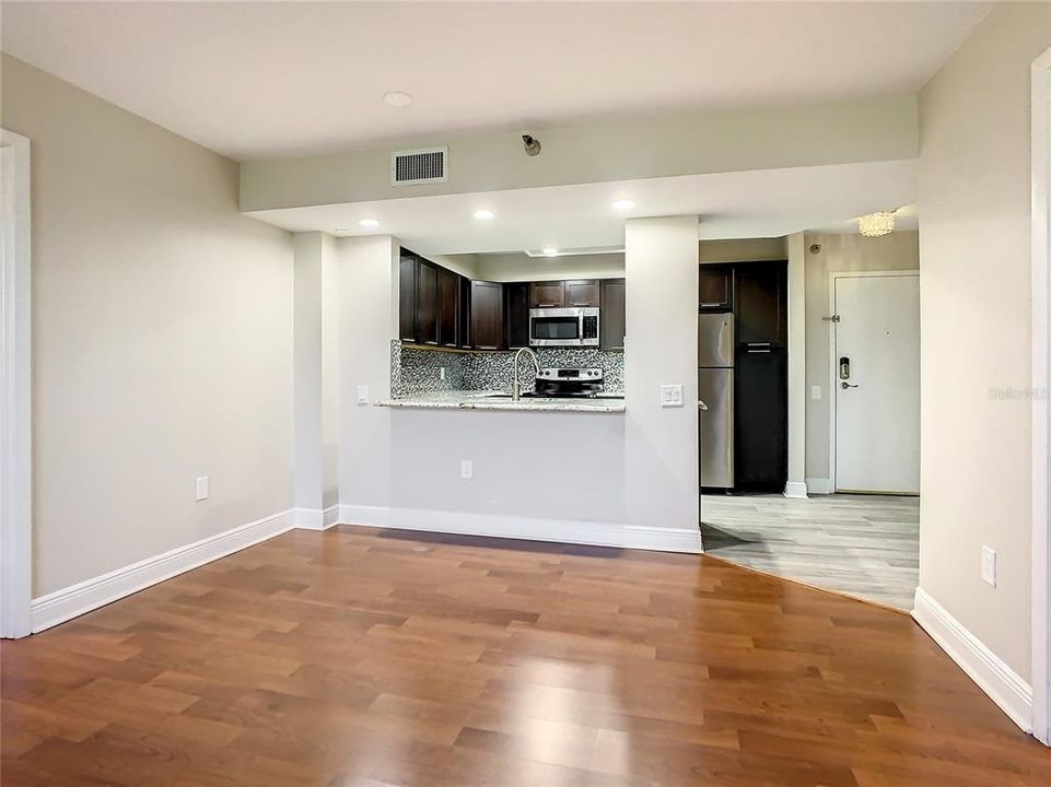 В аренду: $2,100 (2 спален, 2 ванн, 1075 Квадратных фут)