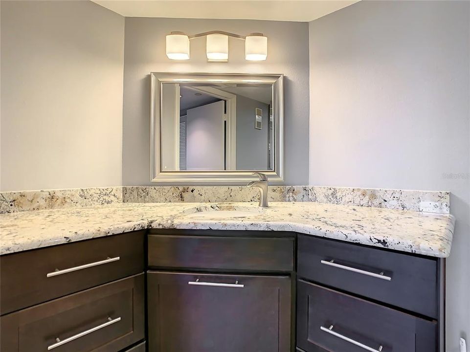 В аренду: $2,100 (2 спален, 2 ванн, 1075 Квадратных фут)