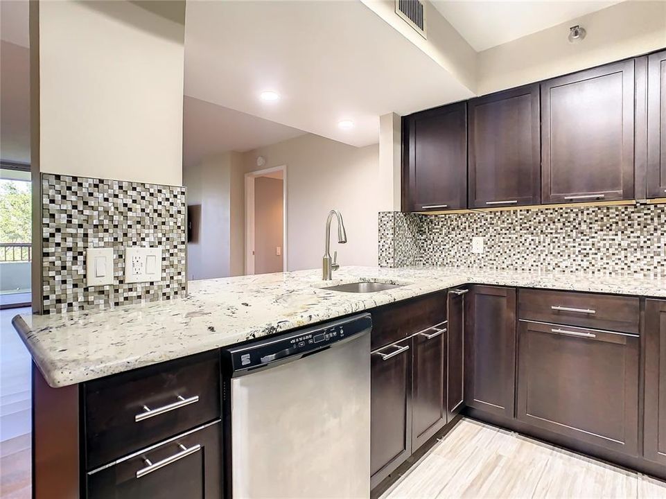 В аренду: $2,100 (2 спален, 2 ванн, 1075 Квадратных фут)