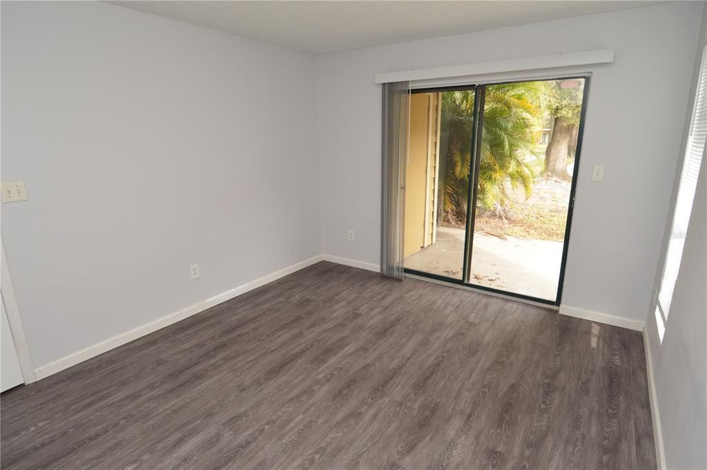 合同活跃: $1,300 (1 贝兹, 1 浴室, 822 平方英尺)