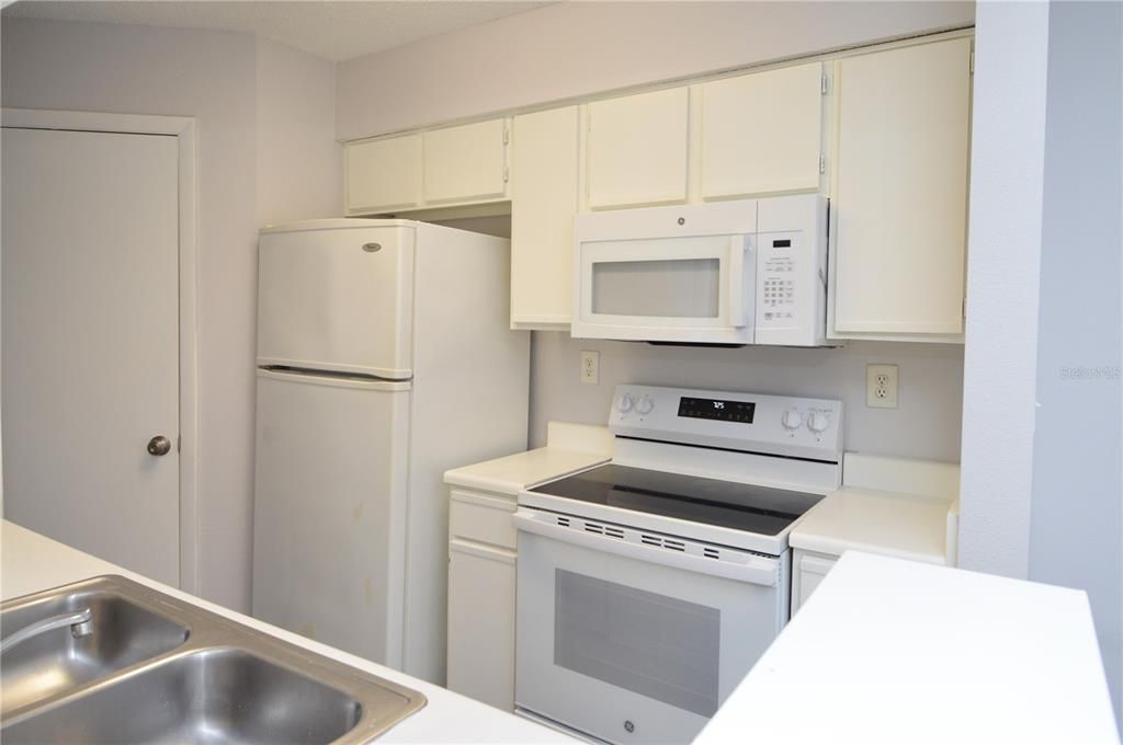 合同活跃: $1,300 (1 贝兹, 1 浴室, 822 平方英尺)