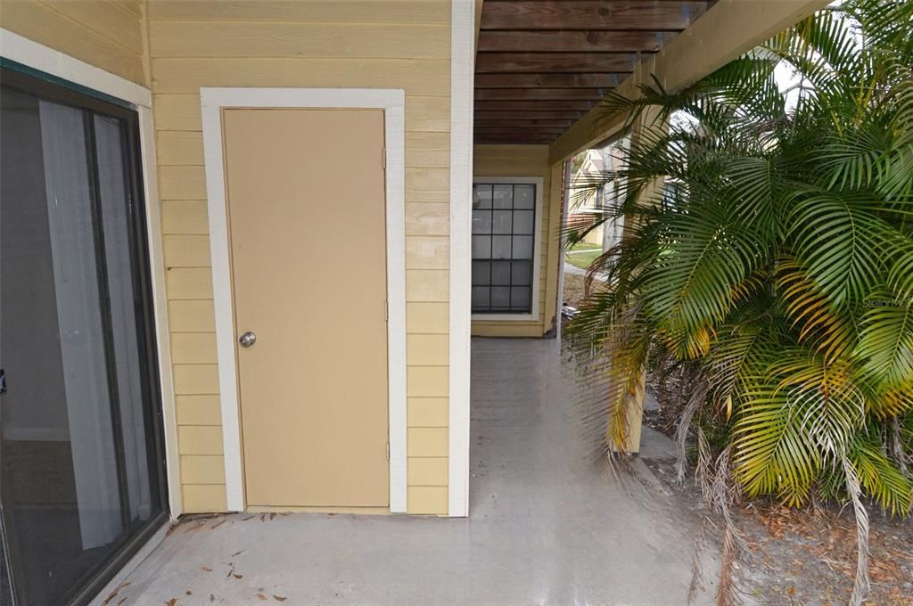 合同活跃: $1,300 (1 贝兹, 1 浴室, 822 平方英尺)