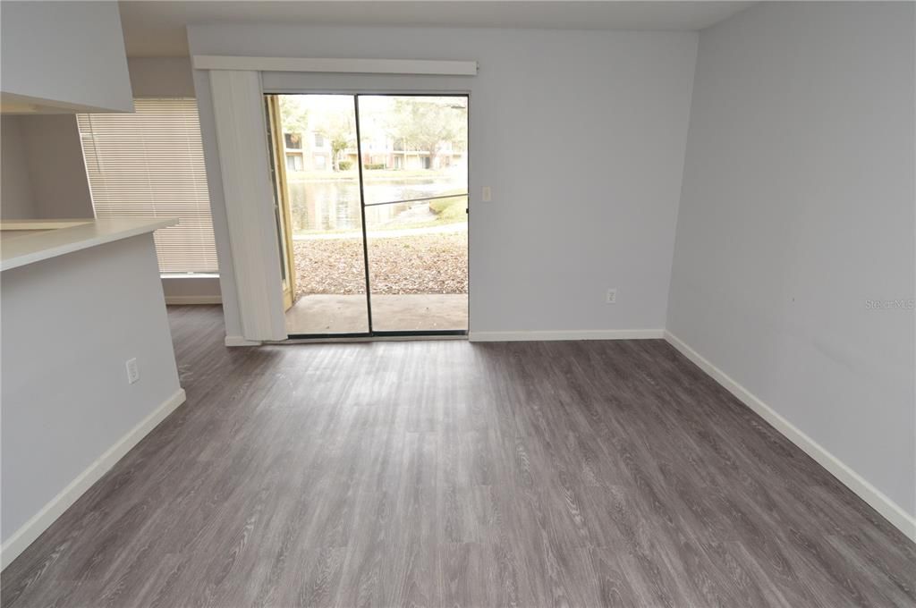 合同活跃: $1,300 (1 贝兹, 1 浴室, 822 平方英尺)