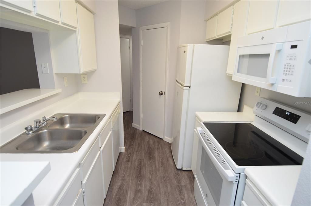 合同活跃: $1,300 (1 贝兹, 1 浴室, 822 平方英尺)