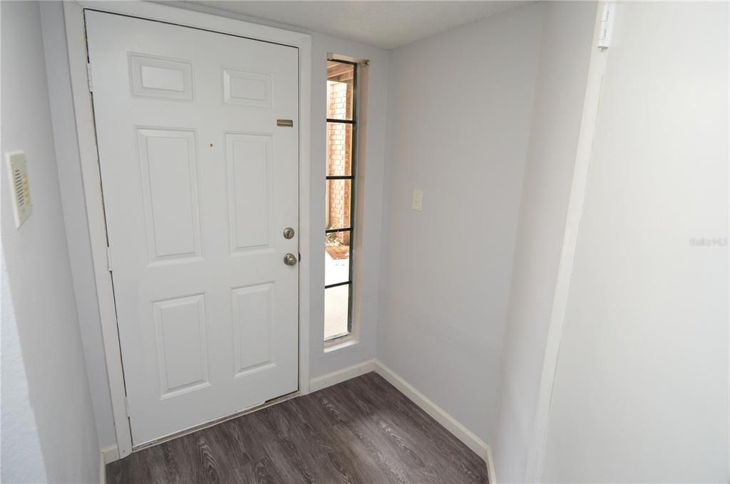 合同活跃: $1,300 (1 贝兹, 1 浴室, 822 平方英尺)