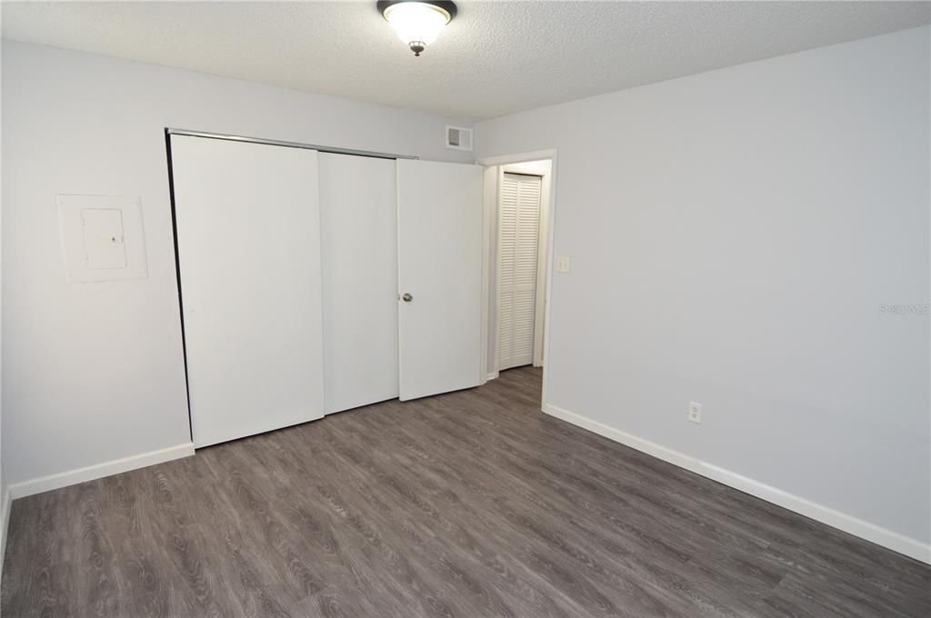 合同活跃: $1,300 (1 贝兹, 1 浴室, 822 平方英尺)