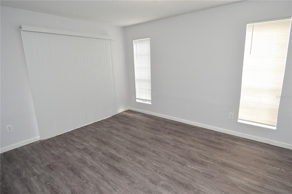 合同活跃: $1,300 (1 贝兹, 1 浴室, 822 平方英尺)